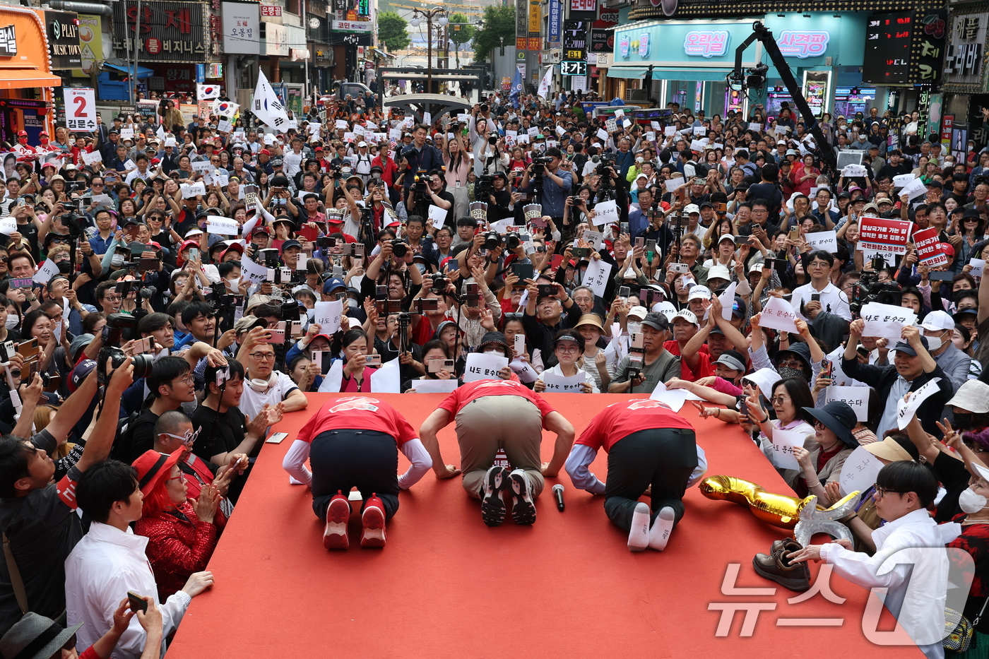 (광명=뉴스1) 이광호 기자 = 김문수 국민의힘 대통령 후보가 22일 경기 광명시 철산로데오거리에서 열린 유세에 참석해 지지를 호소하고 있다. (공동취재) 2025.5.22/뉴스1 …