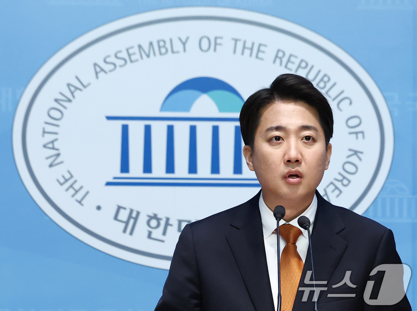 (서울=뉴스1) 김민지 기자 = 이준석 개혁신당 대통령 후보가 22일 서울 여의도 국회 소통관에서 김문수 국민의힘 후보와의 단일화 관련 긴급 기자회견을 하고 있다. 2025.5.2 …