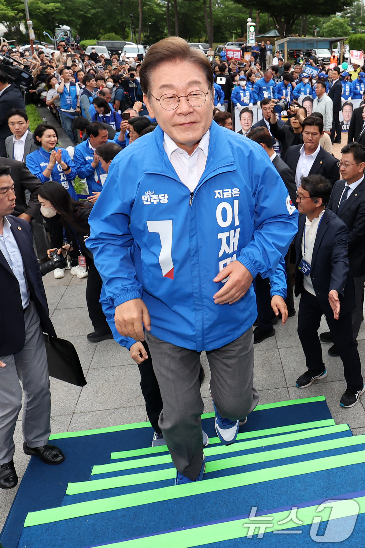 (양산=뉴스1) 이재명 기자 = 이재명 더불어민주당 대통령 후보가 22일 오후 경남 양산시 양산워터파크공원에서 열린 집중유세에 도착해 연단에 오르고 있다. (공동취재) 2025.5 …