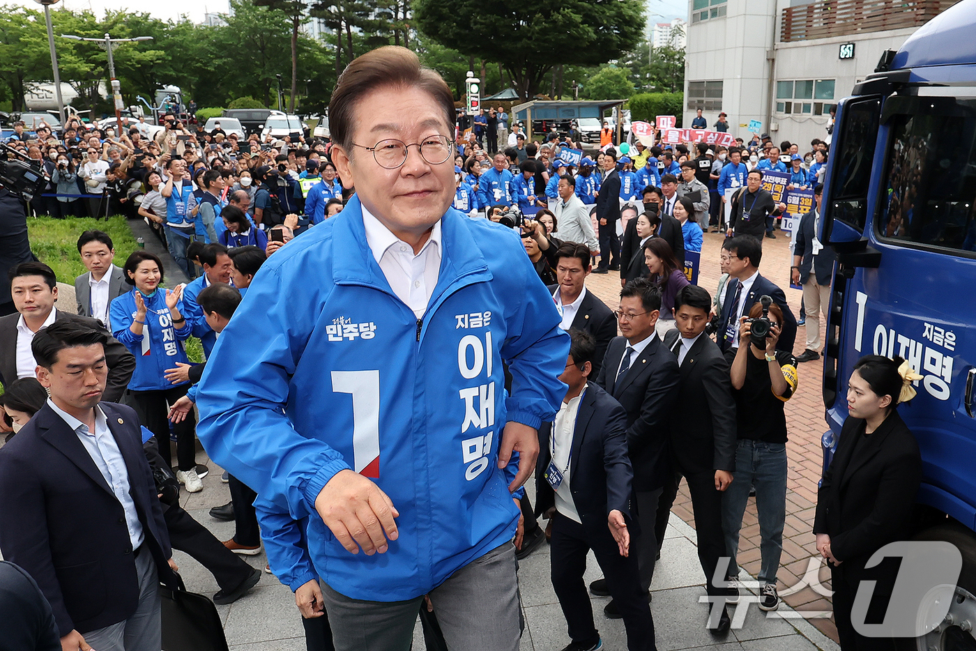 (양산=뉴스1) 이재명 기자 = 이재명 더불어민주당 대통령 후보가 22일 오후 경남 양산시 양산워터파크공원에서 열린 집중유세에 도착해 연단에 오르고 있다. (공동취재) 2025.5 …