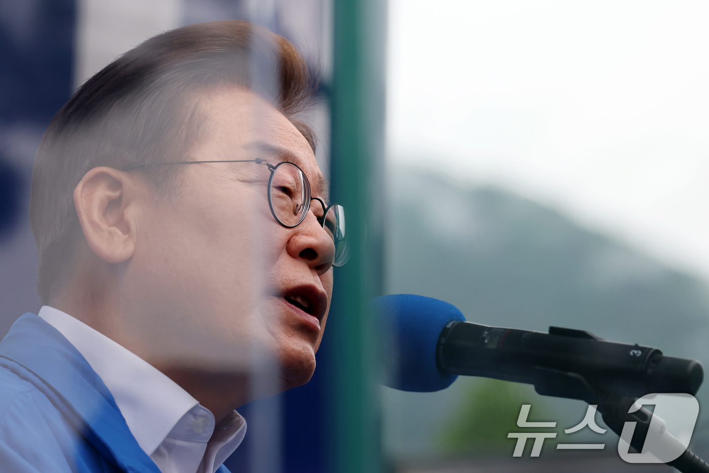 (양산=뉴스1) 이재명 기자 = 이재명 더불어민주당 대통령 후보가 22일 오후 경남 양산시 양산워터파크공원에서 시민들에게 지지를 호소하고 있다. (공동취재) 2025.5.22/뉴스 …