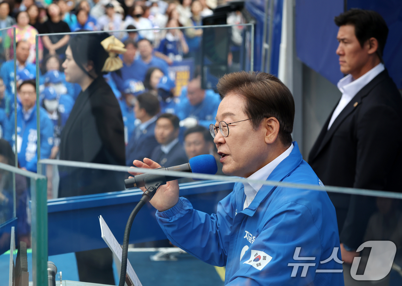 (양산=뉴스1) 이재명 기자 = 이재명 더불어민주당 대통령 후보가 22일 오후 경남 양산시 양산워터파크공원에서 시민들에게 지지를 호소하고 있다. (공동취재) 2025.5.22/뉴스 …