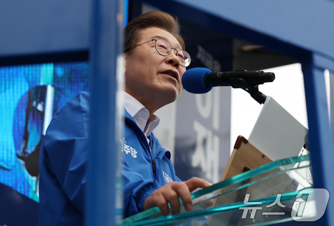 (양산=뉴스1) 이재명 기자 = 이재명 더불어민주당 대통령 후보가 22일 오후 경남 양산시 양산워터파크공원에서 시민들에게 지지를 호소하고 있다. (공동취재) 2025.5.22/뉴스 …