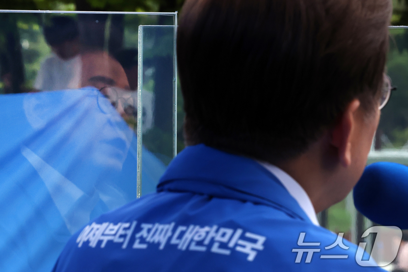 (양산=뉴스1) 이재명 기자 = 이재명 더불어민주당 대통령 후보가 22일 오후 경남 양산시 양산워터파크공원에서 시민들에게 지지를 호소하고 있다. (공동취재) 2025.5.22/뉴스 …