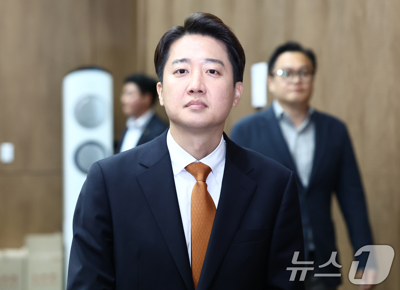 (서울=뉴스1) 김민지 기자 = 이준석 개혁신당 대통령 후보가 22일 서울 여의도 국회 소통관에서 단일화 관련 긴급 기자회견을 하기 위해 입장하고 있다. 2025.5.22/뉴스1