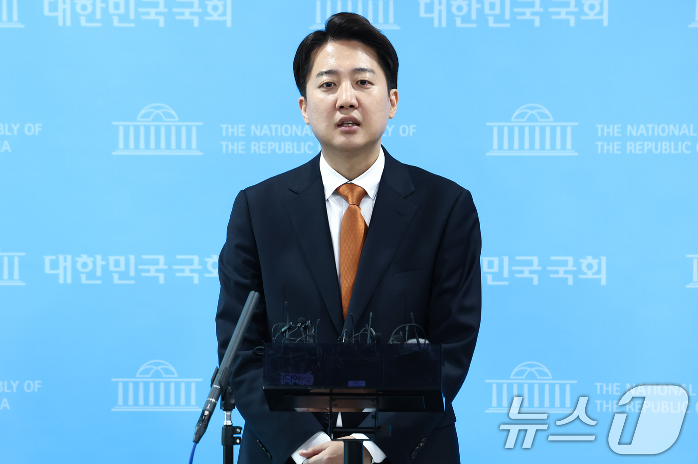 (서울=뉴스1) 김민지 기자 = 이준석 개혁신당 대통령 후보가 22일 서울 여의도 국회 소통관에서 단일화 관련 긴급 기자회견을 마치고 취재진 질의에 답변하고 있다. 2025.5.2 …