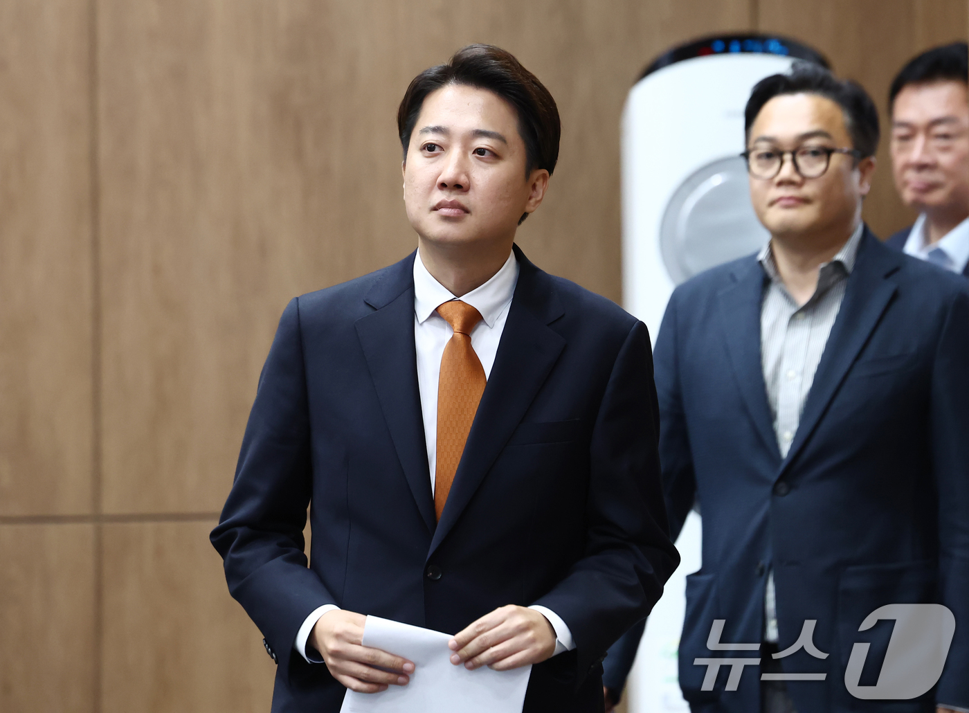 (서울=뉴스1) 김민지 기자 = 이준석 개혁신당 대통령 후보가 22일 서울 여의도 국회 소통관에서 단일화 관련 긴급 기자회견을 하기 위해 입장하고 있다. 2025.5.22/뉴스1