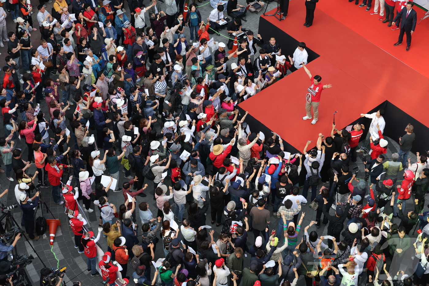 (광명=뉴스1) 이광호 기자 = 김문수 국민의힘 대통령 후보가 22일 경기 광명시 철산로데오거리에서 열린 유세에 참석해 지지를 호소하고 있다. (공동취재) 2025.5.22/뉴스1 …