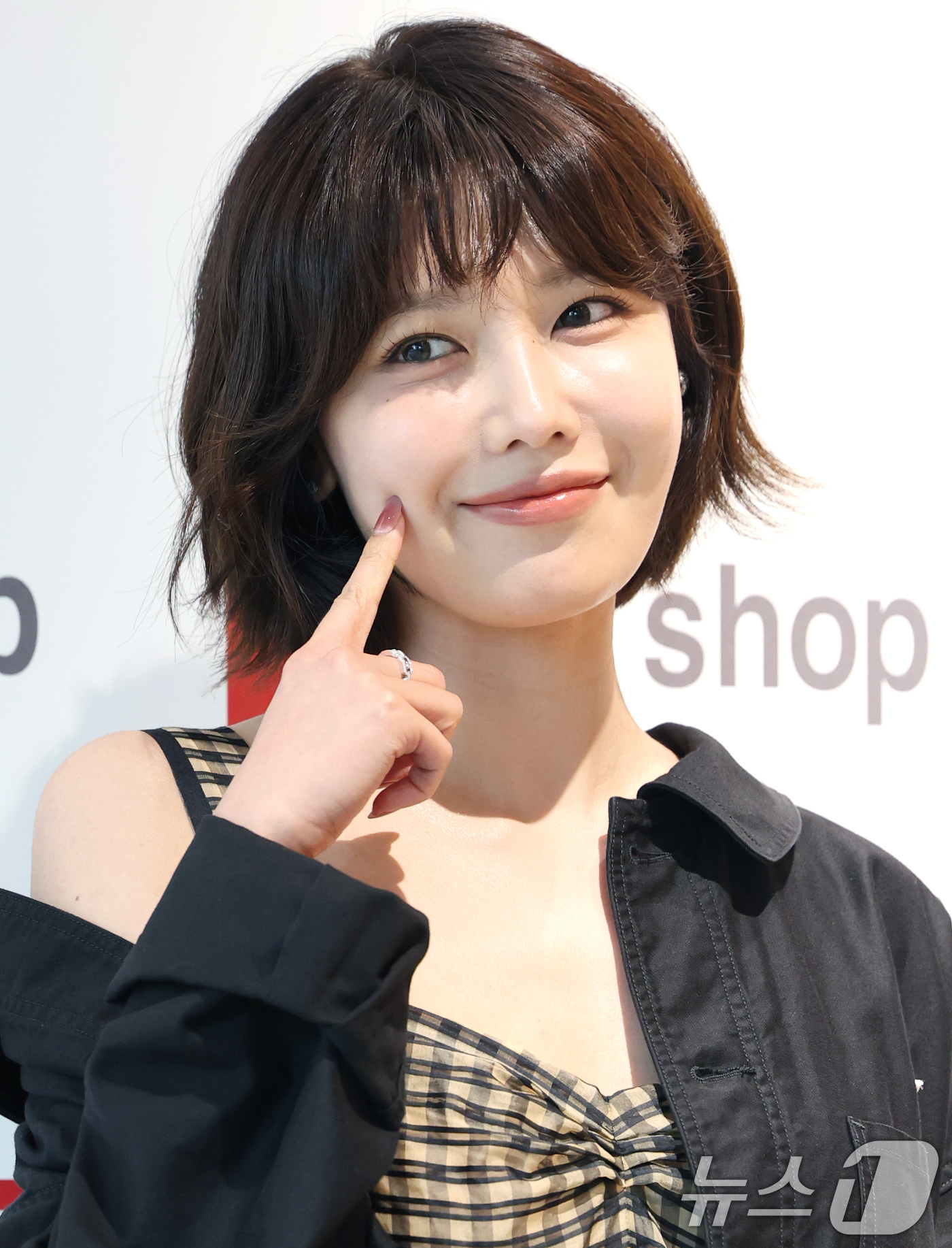 (서울=뉴스1) 권현진 기자 = 소녀시대 수영(본명 최수영)이 22일 오후 서울 용산구 한남동에서 열린 일본 셀렉트샵 비샵(Bshop) 오픈 행사에 참석해 포즈를 취하고 있다. 2 …