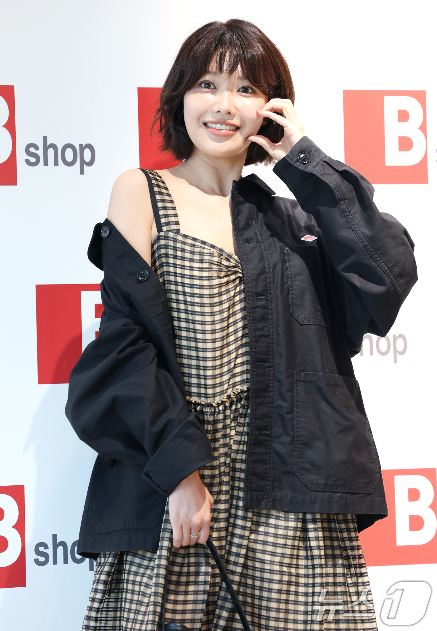 (서울=뉴스1) 권현진 기자 = 소녀시대 수영(본명 최수영)이 22일 오후 서울 용산구 한남동에서 열린 일본 셀렉트샵 비샵(Bshop) 오픈 행사에 참석해 포즈를 취하고 있다. 2 …