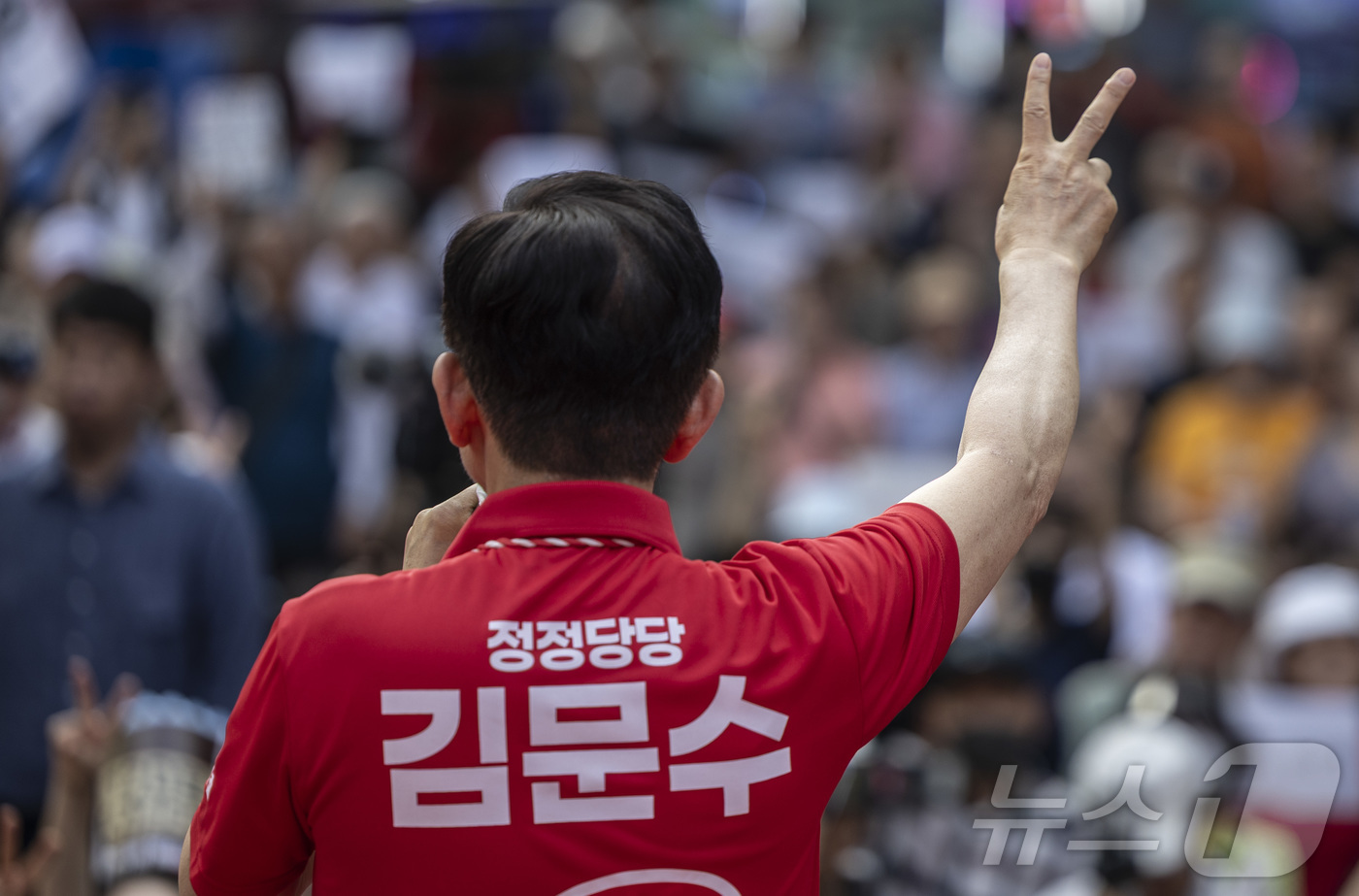 (광명=뉴스1) 이광호 기자 = 김문수 국민의힘 대통령 후보가 22일 오후 경기 광명시 철산동 철산로데오거리에서 가진 유세에서 시민들에게 지지를 호소하고 있다. (공동취재) 202 …