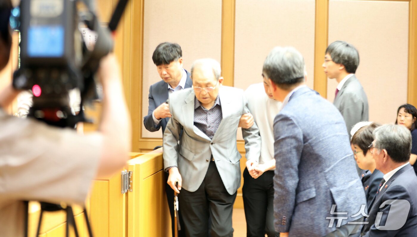 본문 이미지 - 22일 오후 경기 고양시 사법연수원 형사모의법정에 들어서는 강택심 씨&#40;92&#41;.2025.5.22/뉴스1 ⓒ News1 강승남 기자