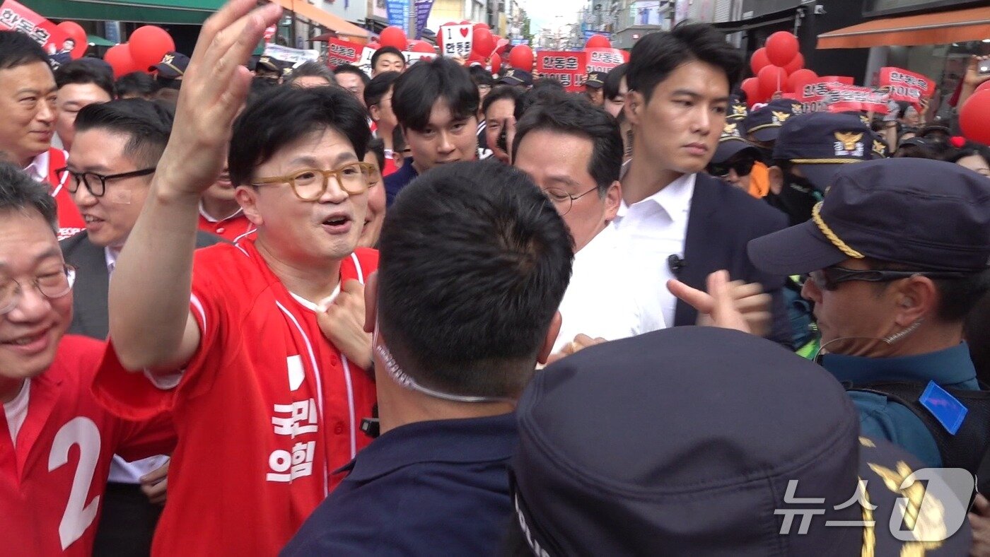본문 이미지 - 한동훈 국민의힘 전 대표가 강원 원주중앙시장을 방문해 지지자와 인사를 나누고 있다. 2025.05.22./뉴스1