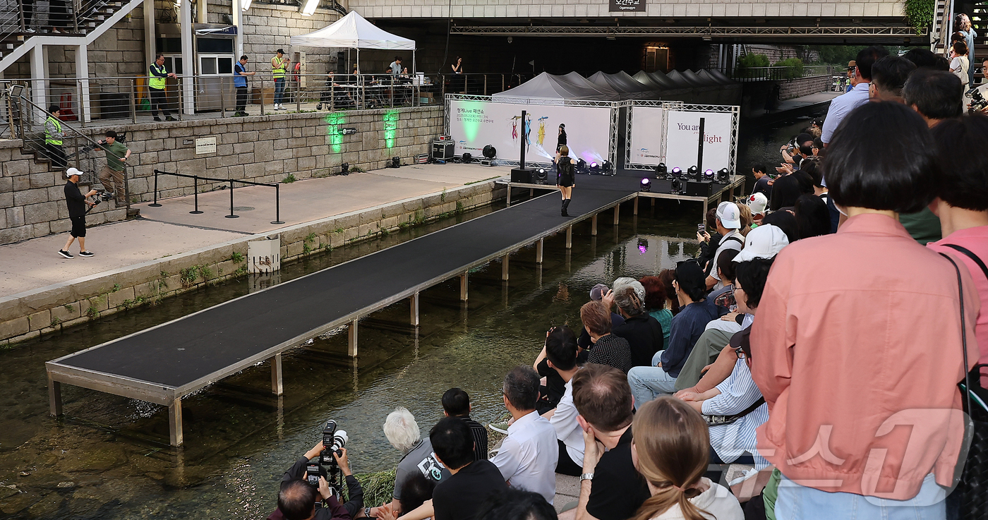 (서울=뉴스1) 김진환 기자 = 22일 오후 서울 종로구 오간수교에서 열린 ‘청계 라이브 패션쇼’에서 모델들이 무대 위로 워킹하고 있다.이번 패션쇼는 ’당신은 나의 빛'을 주제로 …