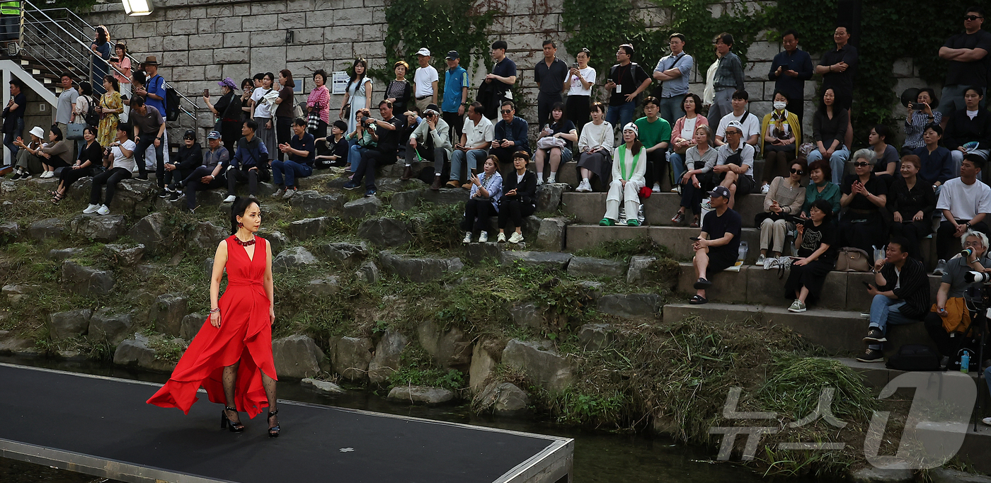 (서울=뉴스1) 김진환 기자 = 22일 오후 서울 종로구 오간수교에서 열린 ‘청계 라이브 패션쇼’에서 모델들이 무대 위로 워킹하고 있다.이번 패션쇼는 ’당신은 나의 빛'을 주제로 …