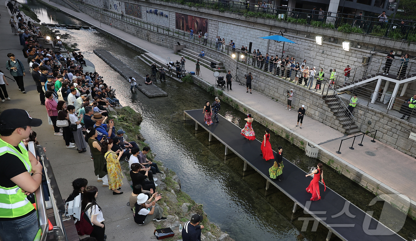 (서울=뉴스1) 김진환 기자 = 22일 오후 서울 종로구 오간수교에서 열린 ‘청계 라이브 패션쇼’에서 모델들이 무대 위로 워킹하고 있다.이번 패션쇼는 ’당신은 나의 빛'을 주제로 …