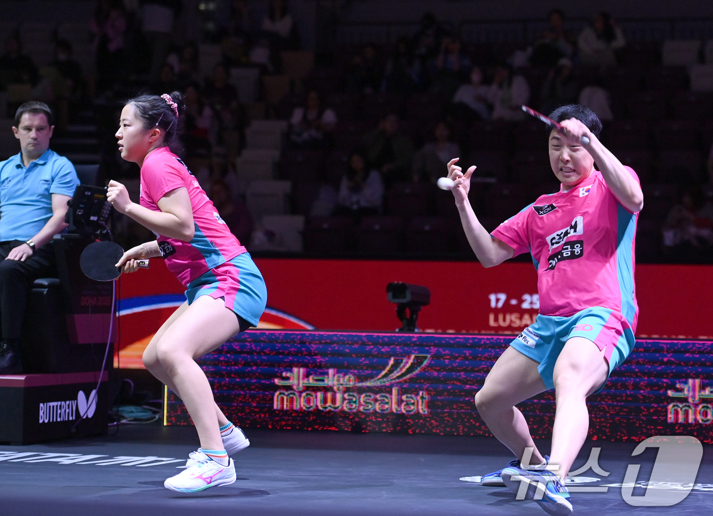 (서울=뉴스1) 사진공동취재단 = 신유빈, 임종훈이 22일 카타르 도하 루사일 아레나에서 열린 2025 국제탁구연맹(ITTF) 세계선수권대회 혼합복식 8강 대만 린윈주 - 정이칭과 …