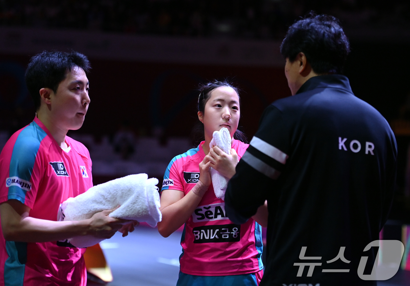 (서울=뉴스1) 사진공동취재단 = 임종훈, 신유빈이 22일 카타르 도하 루사일 아레나에서 열린 2025 국제탁구연맹(ITTF) 세계선수권대회 혼합복식 8강 대만 린윈주 - 정이칭과 …