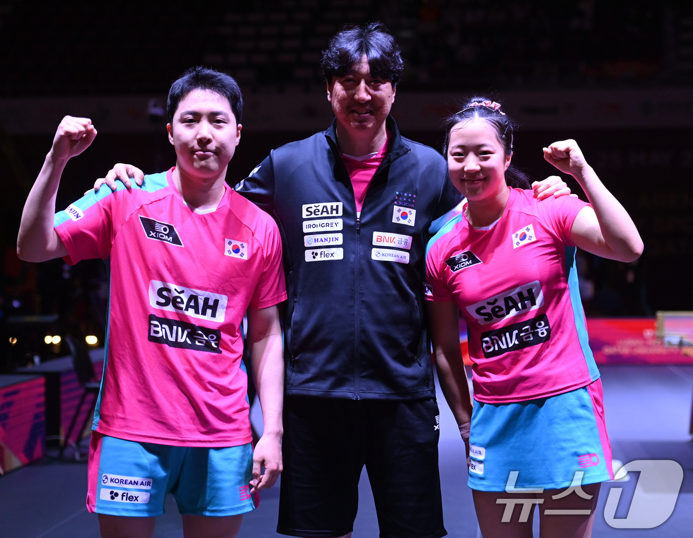 (서울=뉴스1) 사진공동취재단 = 임종훈, 신유빈이 22일 카타르 도하 루사일 아레나에서 열린 2025 국제탁구연맹(ITTF) 세계선수권대회 혼합복식 8강 대만 린윈주 - 정이칭과 …