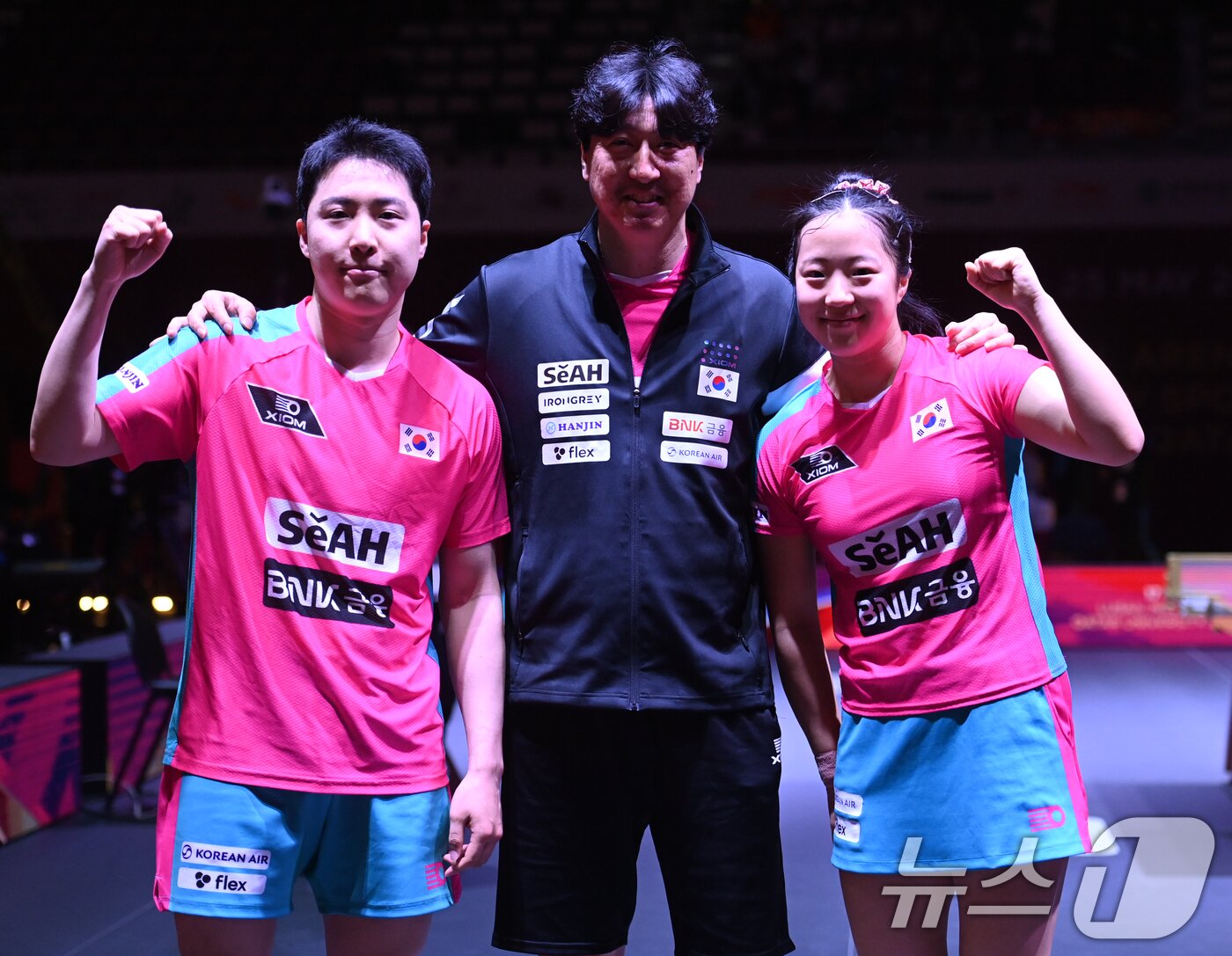 본문 이미지 - 임종훈, 신유빈이 22일 카타르 도하 루사일 아레나에서 열린 2025 국제탁구연맹&#40;ITTF&#41; 세계선수권대회 혼합복식 8강 대만 린윈주 - 정이칭과 경기 후 오상은 감독과 포즈를 취하고 있다. 2025.5.22/뉴스1 ⓒ News1 사진공동취재단