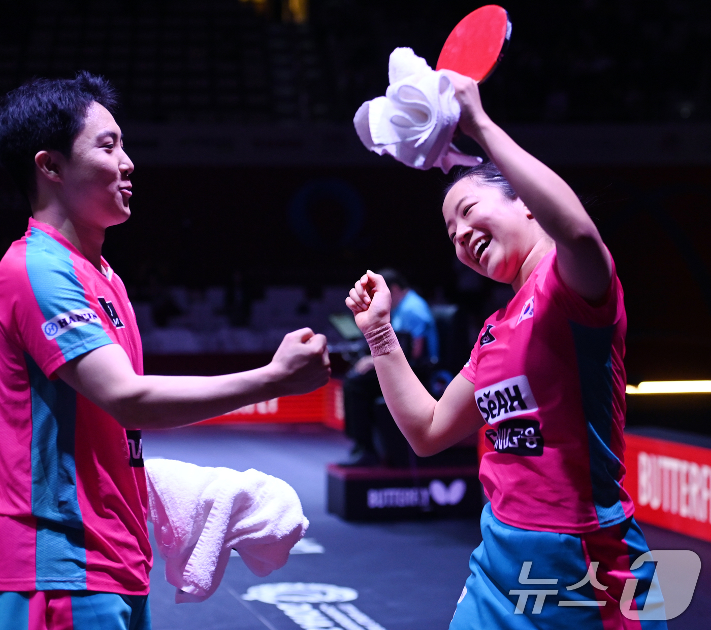 (서울=뉴스1) 사진공동취재단 = 임종훈, 신유빈이 22일 카타르 도하 루사일 아레나에서 열린 2025 국제탁구연맹(ITTF) 세계선수권대회 혼합복식 8강 대만 린윈주 - 정이칭과 …