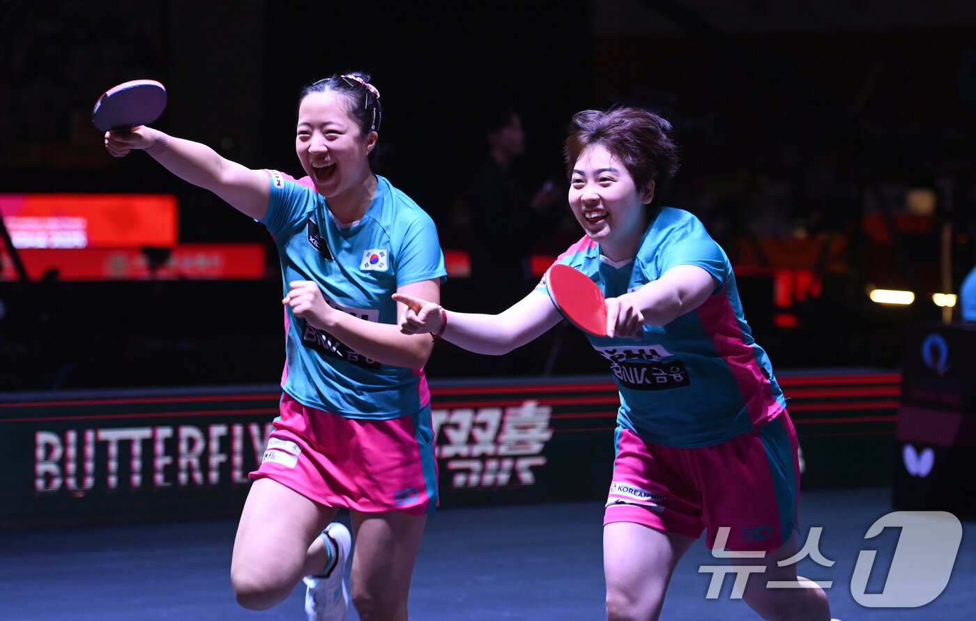 본문 이미지 - 신유빈, 유한나가 22일 카타르 도하 루사일 아레나에서 열린 2025 국제탁구연맹&#40;ITTF&#41; 세계선수권대회 여자복식 8강 일본 오도 사츠키 - 요코이 사쿠라와 경기 승리 후 환호하고 있다. 2025.5.22/뉴스1 ⓒ News1 사진공동취재단
