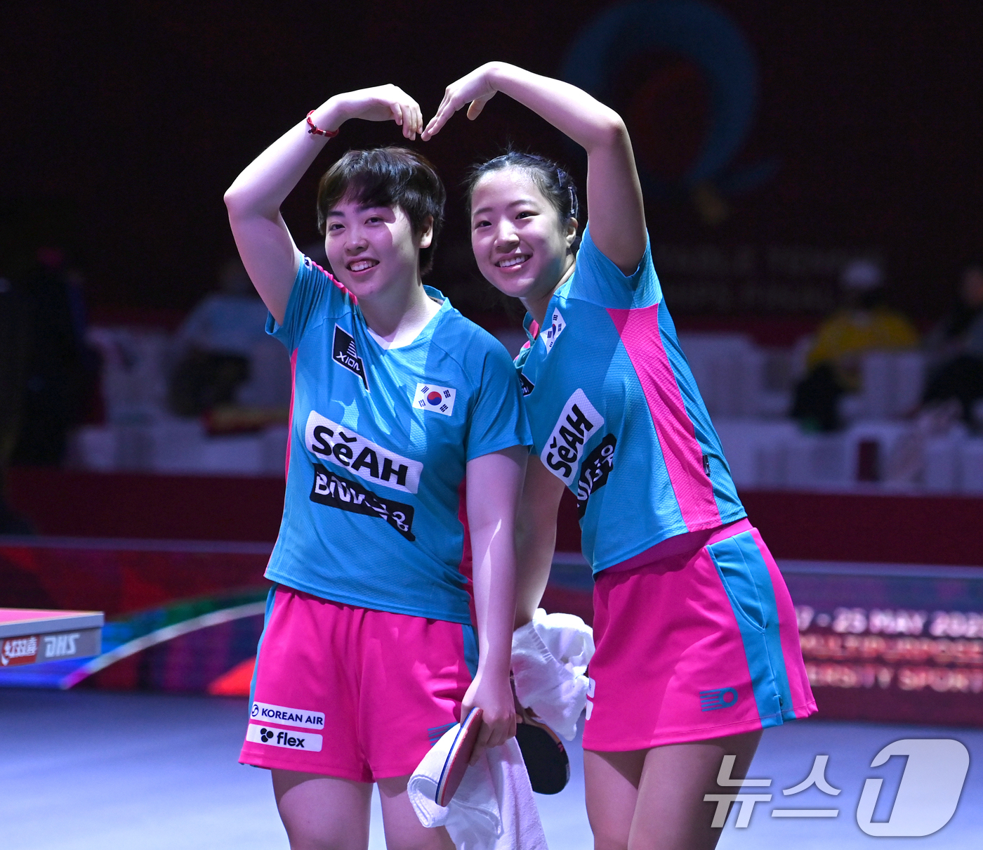 (서울=뉴스1) 사진공동취재단 = 신유빈, 유한나가 22일 카타르 도하 루사일 아레나에서 열린 2025 국제탁구연맹(ITTF) 세계선수권대회 여자복식 8강 일본 오도 사츠키 - 요 …