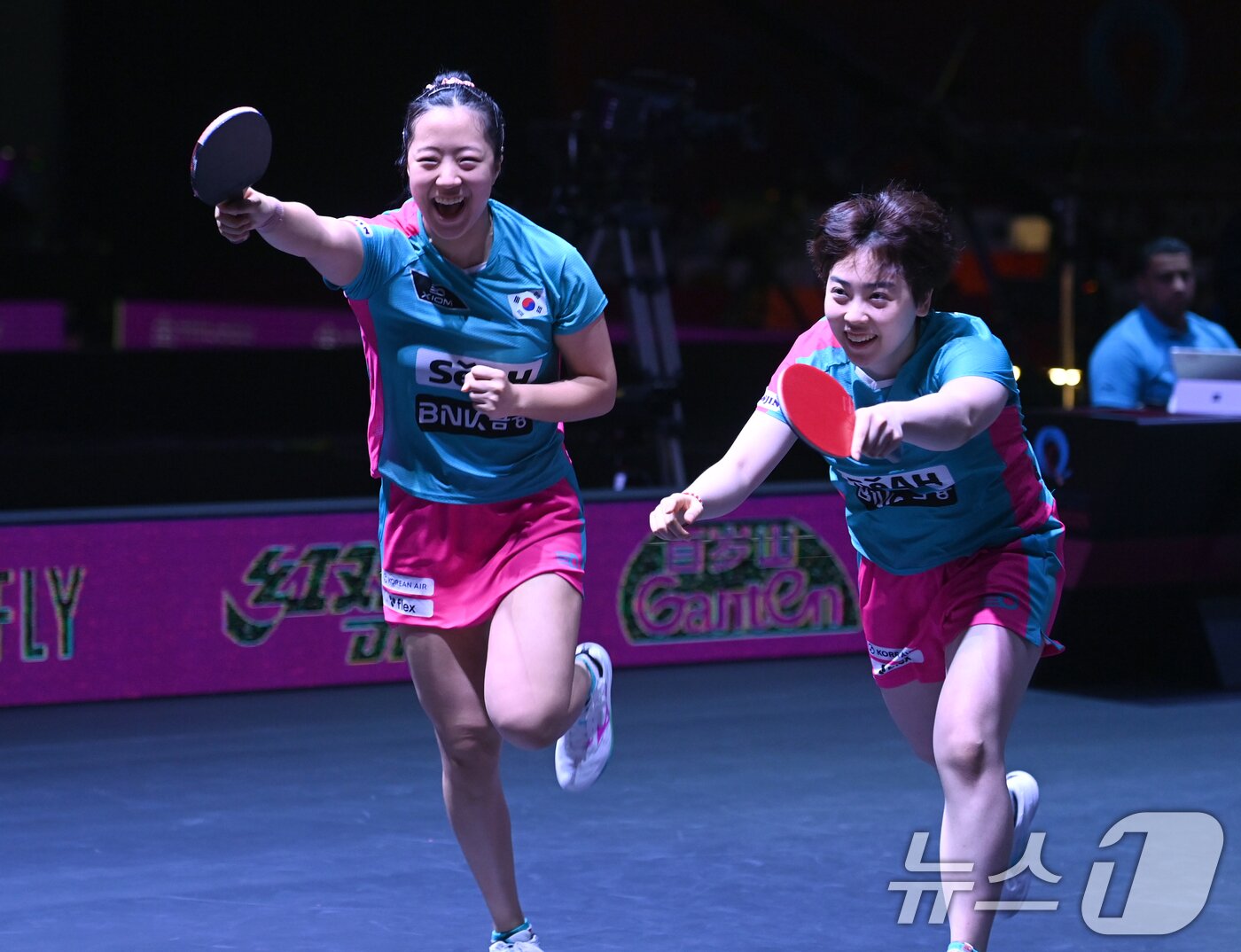 본문 이미지 - 신유빈, 유한나가 22일 카타르 도하 루사일 아레나에서 열린 2025 국제탁구연맹(ITTF) 세계선수권대회 여자복식 8강 일본 오도 사츠키 - 요코이 사쿠라와 경기 승리 후 환호하고 있다. 2025.5.22/뉴스1 ⓒ News1 사진공동취재단