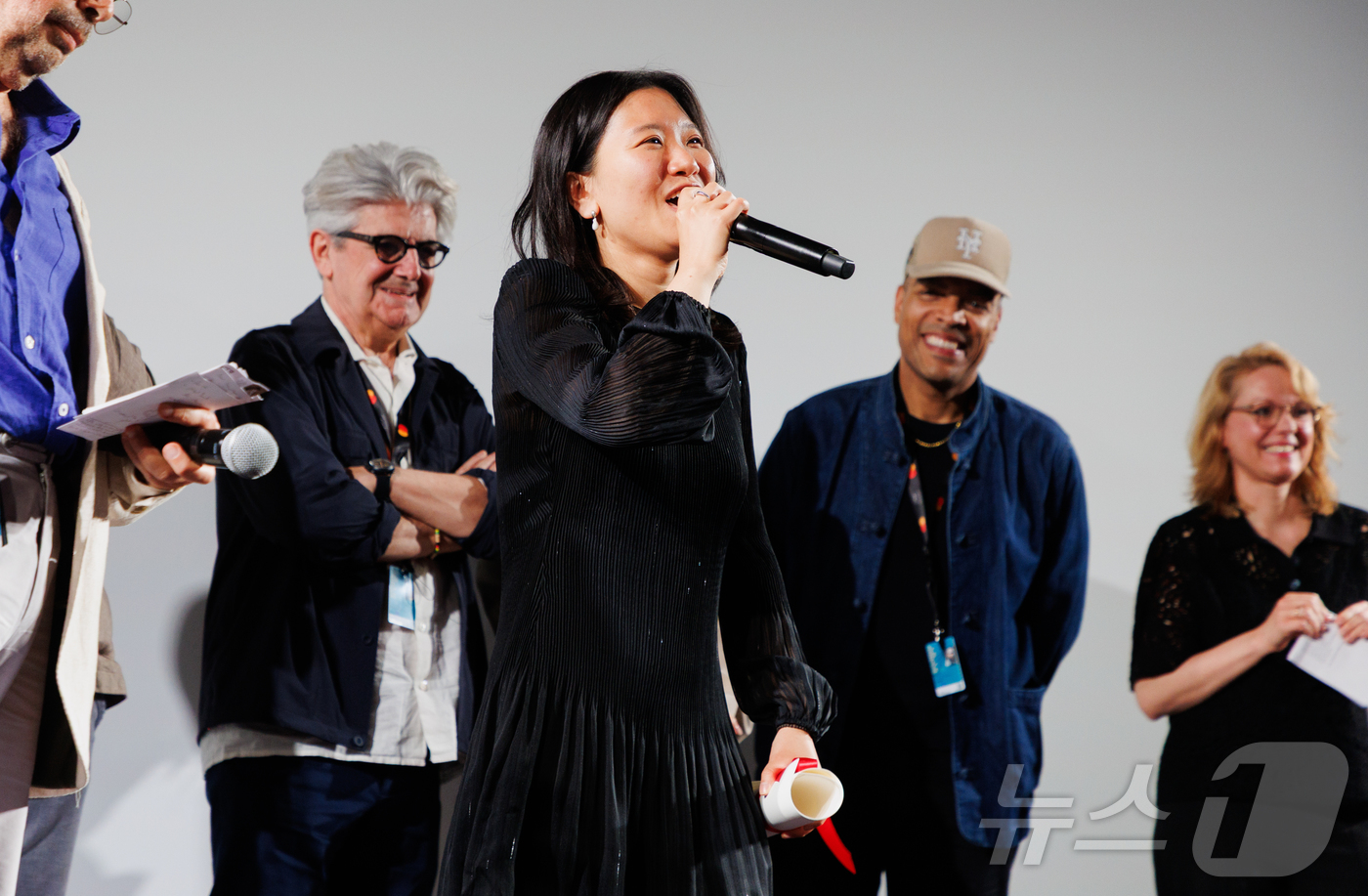 (칸=뉴스1) 이준성 기자 = 제 78회 칸 국제영화제 ‘라 시네프’ 경쟁 부문에서 한국인 최초로 1등상을 수상한 ‘첫여름’의 허가영 감독이 22일(현지시간) 프랑스 남부 소도시 …