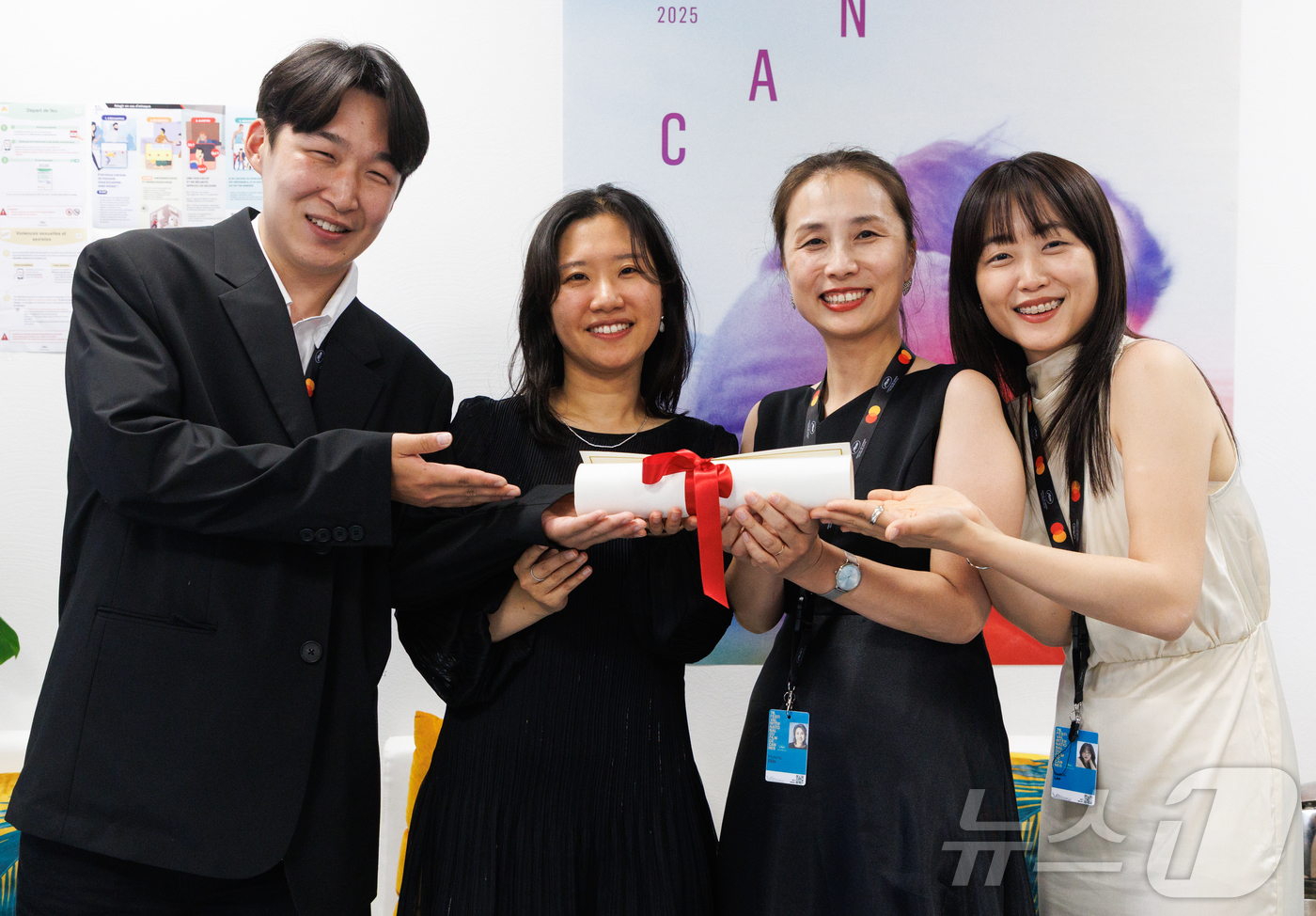 (칸=뉴스1) 이준성 기자 = 제78회 칸 국제영화제 ‘라 시네프’ 경쟁 부문에서 한국인 최초로 1등상을 수상한 허가영 감독이 22일(현지시간), 시상식이 열린 프랑스 남부 소도시 …
