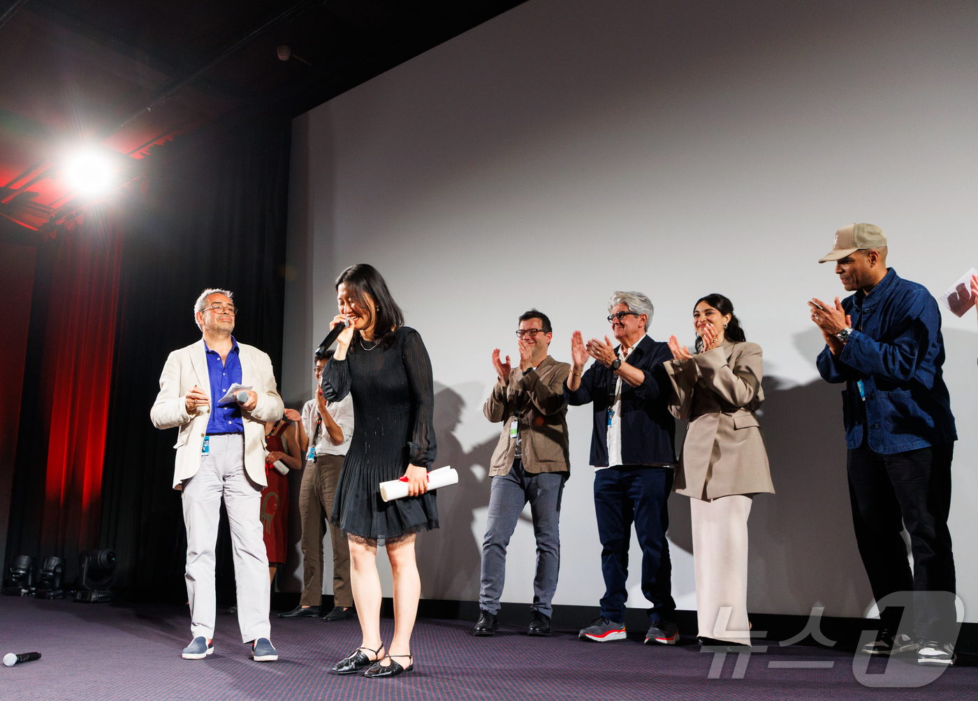 (칸=뉴스1) 이준성 기자 = 제 78회 칸 국제영화제 ‘라 시네프’ 경쟁 부문에서 한국인 최초로 1등상을 수상한 ‘첫여름’의 허가영 감독이 22일(현지시간) 프랑스 남부 소도시 …