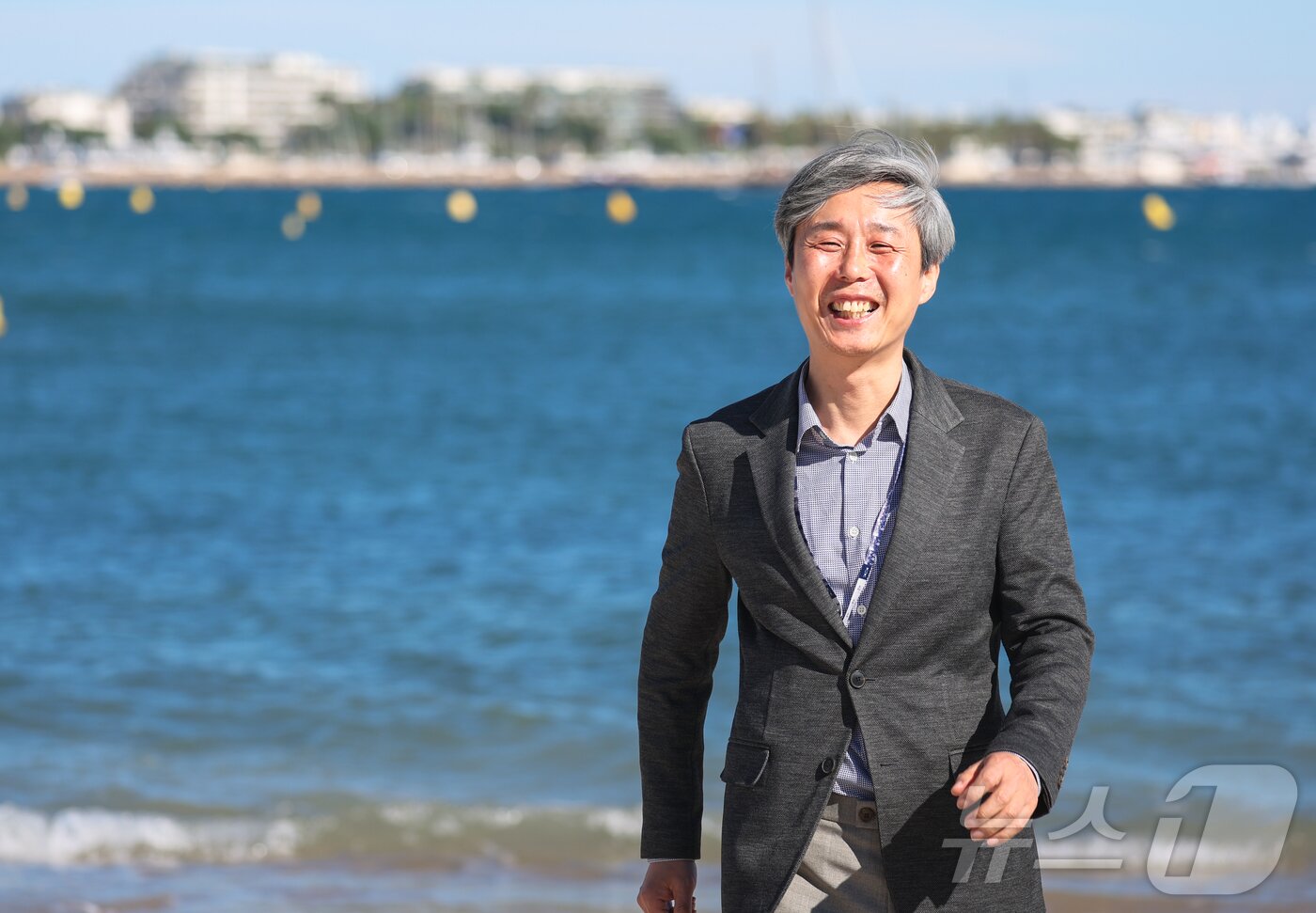본문 이미지 - 22일 제78회 칸 국제영화제가 열리고 있는 프랑스 남부 소도시 칸&#40;Cannes&#41; 영화진흥위원회 부스 인근 크루아제트 해변에서 조근식 한국영화아카데미&#40;KAFA&#41; 원장이 인터뷰 촬영을 하고 있다. 2025.5.23/뉴스1 ⓒ News1 이준성 기자
