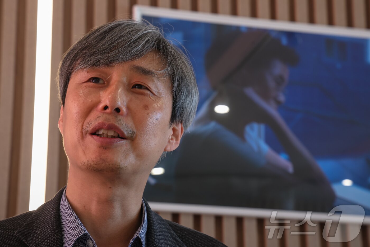 본문 이미지 - 22일 제78회 칸 국제영화제가 열리고 있는 프랑스 남부 소도시 칸&#40;Cannes&#41; 영화진흥위원회 부스에서 조근식 한국영화아카데미&#40;KAFA&#41; 원장이 뉴스1과 인터뷰를 하고 있다. 2025.5.23/뉴스1 ⓒ News1 이준성 기자