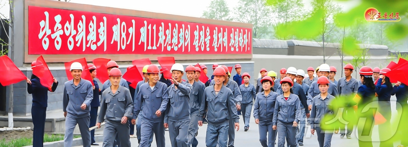 (평양 노동신문=뉴스1) = 북한 노동당 기관지 노동신문은 23일 인민들이 '증산투쟁의 전구에서 사상의 힘, 정치사업의 위력을 높이 발휘하고 있다"고 보도했다. [국내에서만 사용가 …