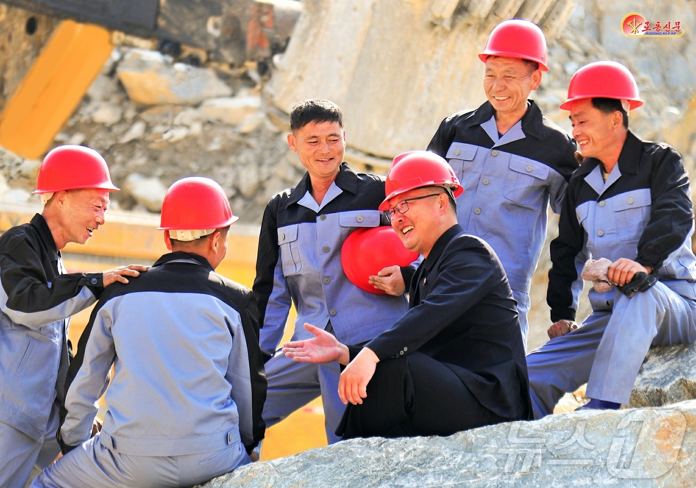 (평양 노동신문=뉴스1) = 북한 노동당 기관지 노동신문은 23일 상원시멘트연합기업소 상원석회석광산작업현장에서 초급당일꾼(간부)들이 정치사업 방식을 토의하고 있다고 보도했다. [국 …