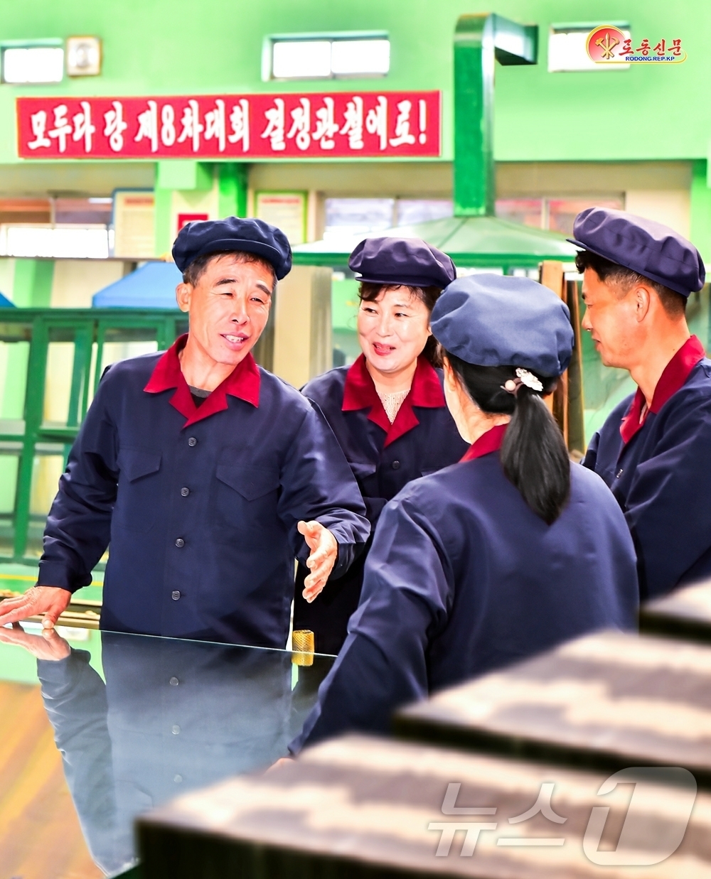 (평양 노동신문=뉴스1) = 북한 노동당 기관지 노동신문은 23일 평양금속건재공장 당초급일군(간부)들이 "맡은 일을 책임적으로 해나가도록 이끌어주고 있다"고 보도했다. [국내에서만 …