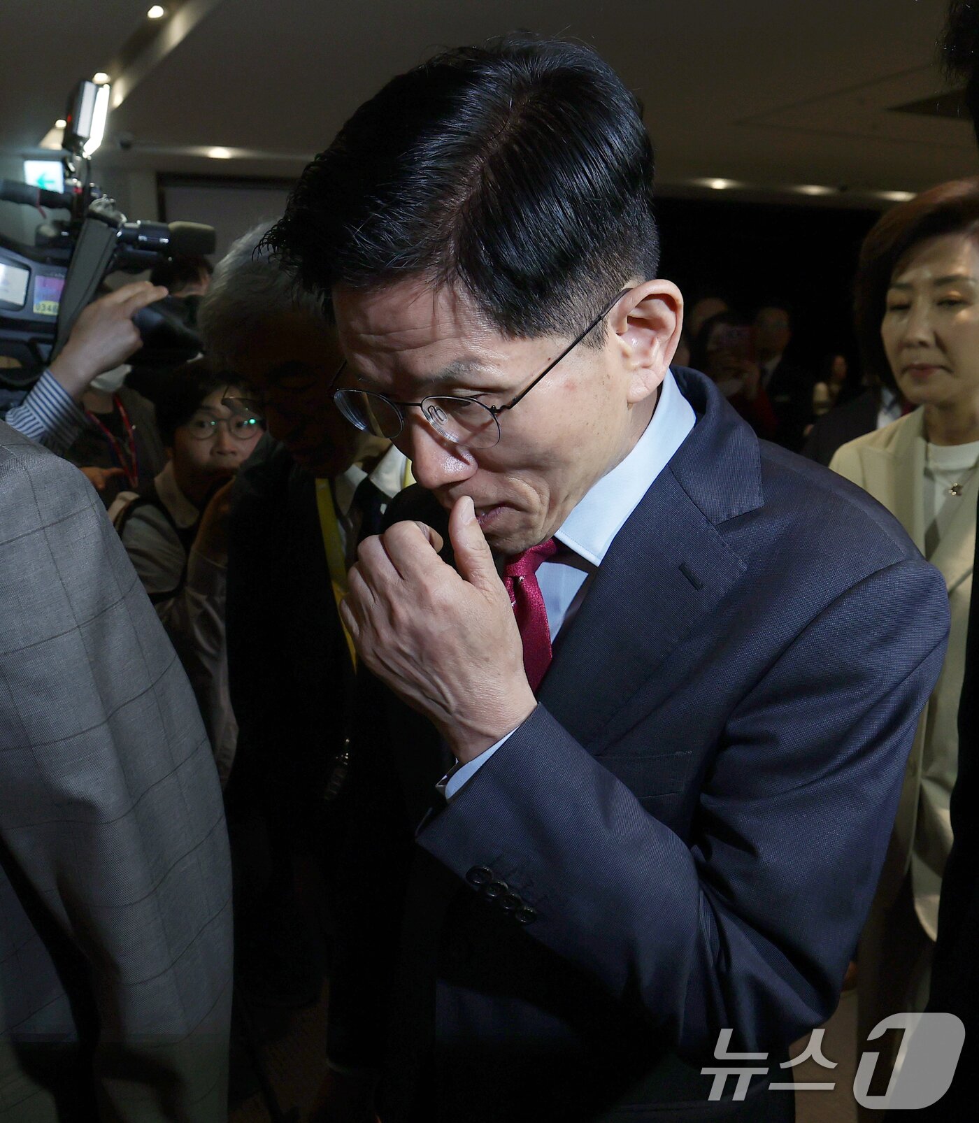 본문 이미지 - 김문수 국민의힘 대통령 후보가 23일 오전 서울 중구 더플라자호텔에서 열린 제3회 국가와 민족을 위한 조찬기도회에 참석하며 생각에 잠겨 있다. 2025.5.23/뉴스1 ⓒ News1 오대일 기자