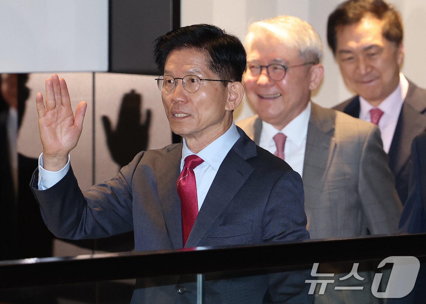 본문 이미지 - 김문수 국민의힘 대통령 후보가 23일 오전 서울 중구 더플라자호텔에서 열린 제3회 국가와 민족을 위한 조찬기도회에 참석하며 지지자들에게 인사하고 있다. 2025.5.23/뉴스1 ⓒ News1 오대일 기자
