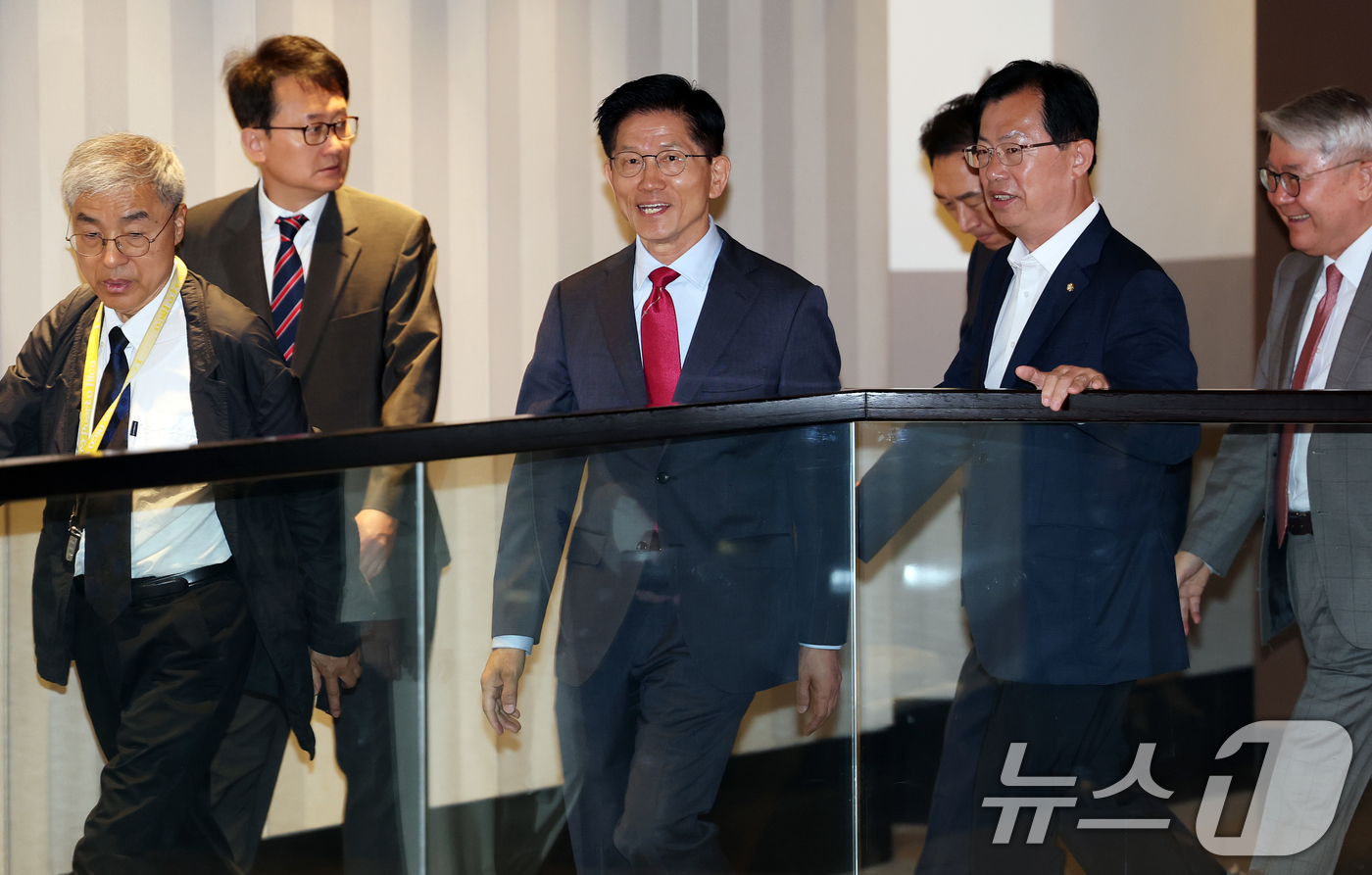 (서울=뉴스1) 오대일 기자 = 김문수 국민의힘 대통령 후보가 23일 오전 서울 중구 더플라자호텔에서 열린 제3회 국가와 민족을 위한 조찬기도회에 참석하고 있다. 2025.5.23 …