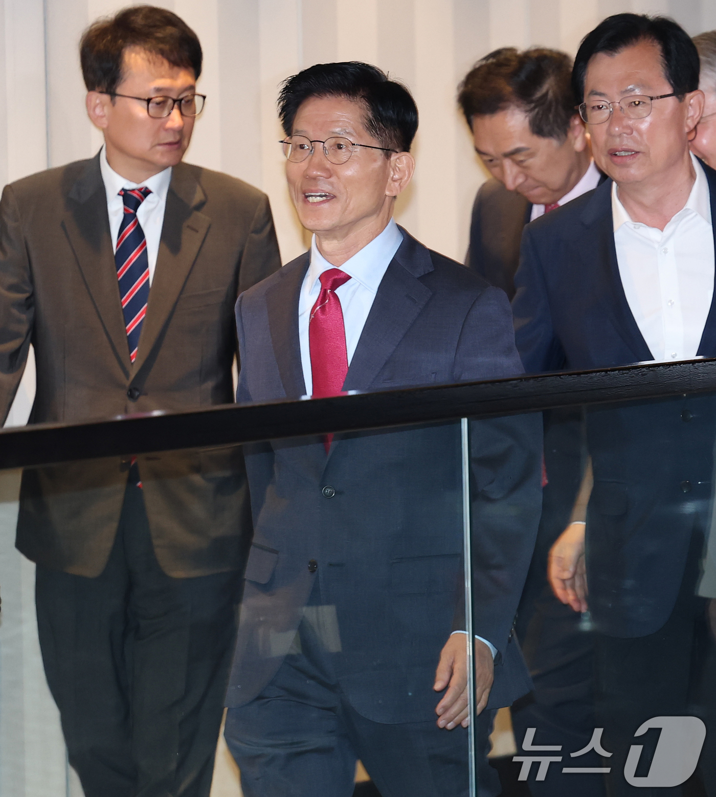 (서울=뉴스1) 오대일 기자 = 김문수 국민의힘 대통령 후보가 23일 오전 서울 중구 더플라자호텔에서 열린 제3회 국가와 민족을 위한 조찬기도회에 참석하고 있다. 2025.5.23 …