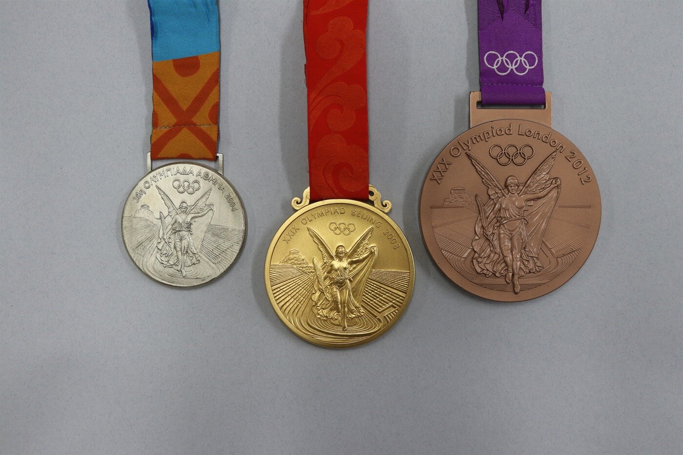 본문 이미지 - 장미란 문화체육관광부 차관이 2008 베이징 올림픽 금메달 포함 소장품 총 88점을 국립스포츠박물관에 기증했다.사진은 장 차관이 올림픽에서 수확한 메달 세 개. (문화체육관광부 제공)