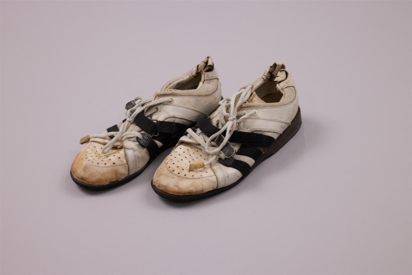 본문 이미지 - 장미란 문화체육관광부 차관이 2008 베이징 올림픽 금메달 포함 소장품 총 88점을 국립스포츠박물관에 기증했다.사진은 장 차관이 신었던 역도화. (문화체육관광부 제공)