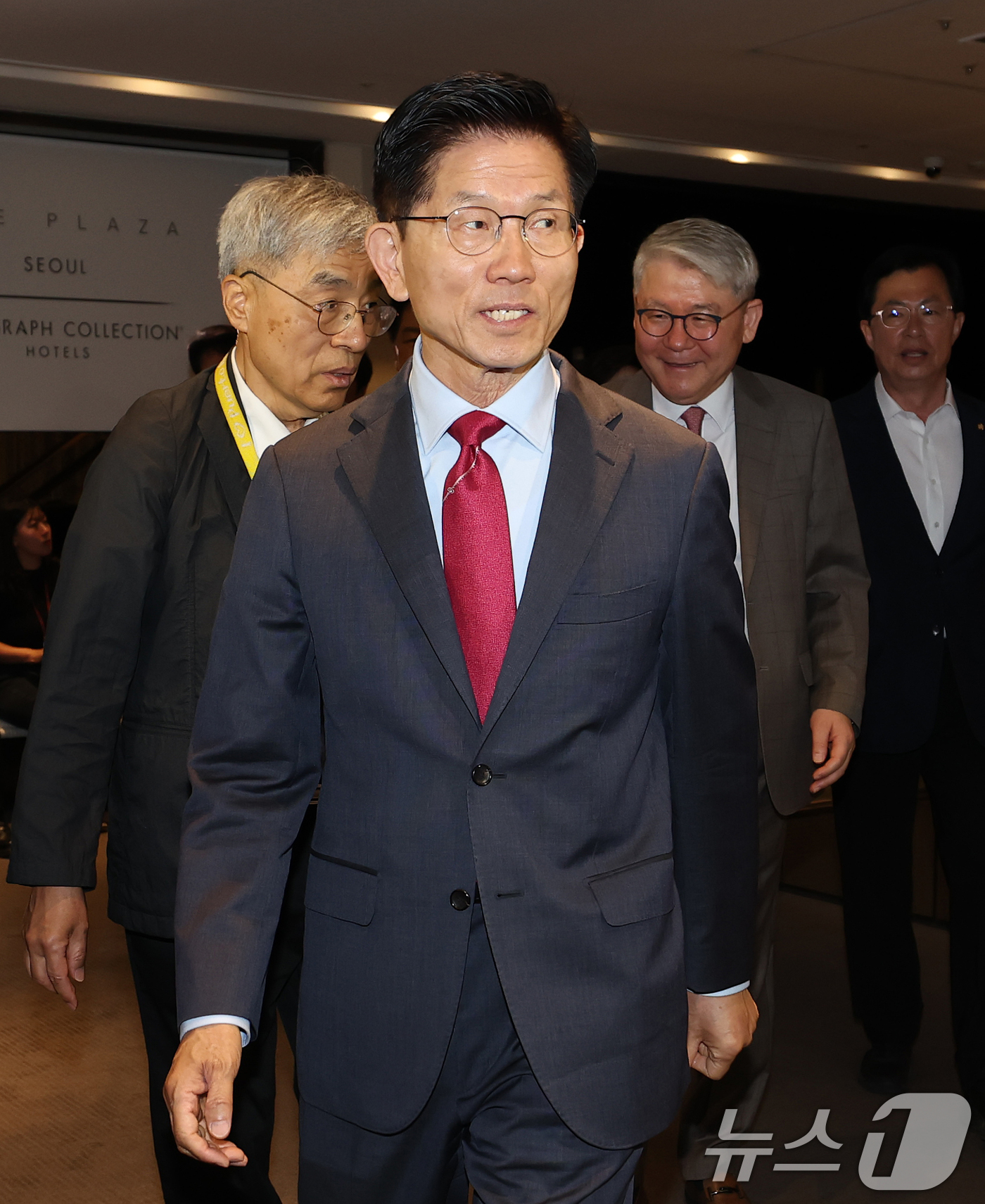 (서울=뉴스1) 오대일 기자 = 김문수 국민의힘 대통령 후보가 23일 오전 서울 중구 더플라자호텔에서 열린 제3회 국가와 민족을 위한 조찬기도회에 참석하고  있다.  2025.5. …