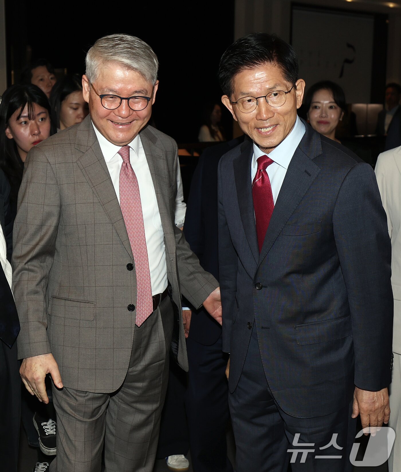 본문 이미지 - 김문수 국민의힘 대통령 후보가 23일 오전 서울 중구 더플라자호텔에서 열린 제3회 국가와 민족을 위한 조찬기도회에 참석하며 한기채 목사와 인사를 나누고 있다. 2025.5.23/뉴스1 ⓒ News1 오대일 기자
