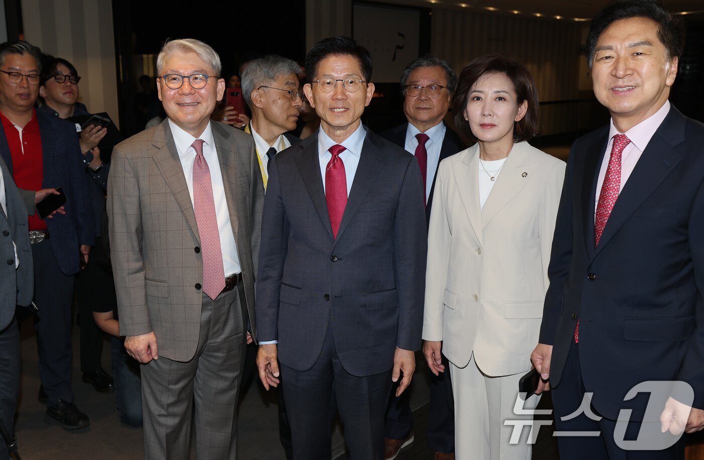 본문 이미지 - 김문수 국민의힘 대통령 후보가 23일 오전 서울 중구 더플라자호텔에서 열린 제3회 국가와 민족을 위한 조찬기도회에 참석하며 한기채 목사 등 참석자들과 기념촬영을 하고 있다. 2025.5.23/뉴스1 ⓒ News1 오대일 기자