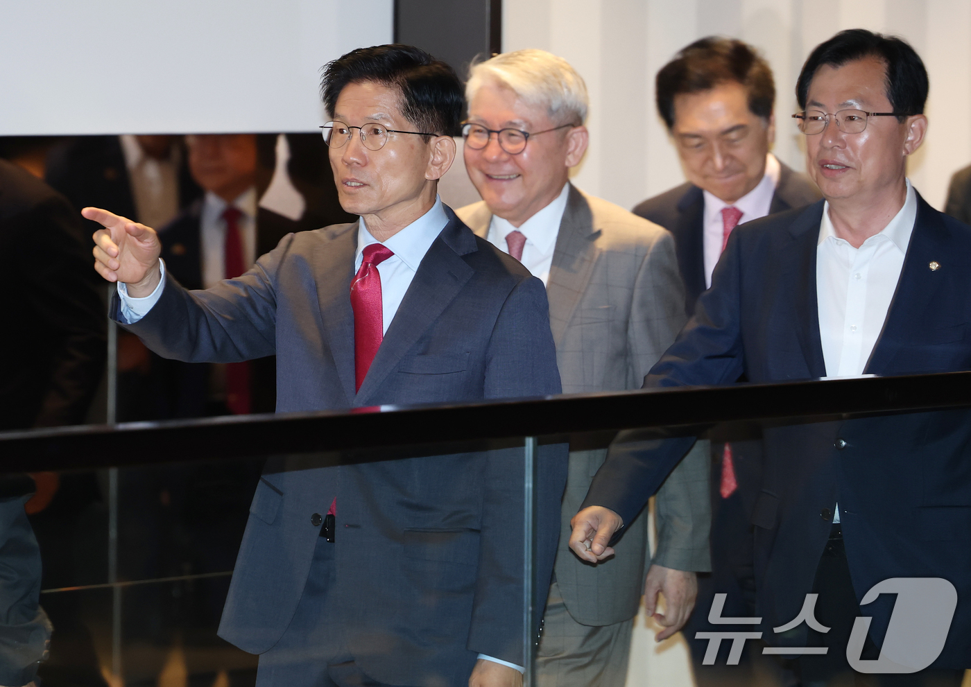 (서울=뉴스1) 오대일 기자 = 김문수 국민의힘 대통령 후보가 23일 오전 서울 중구 더플라자호텔에서 열린 제3회 국가와 민족을 위한 조찬기도회에 참석하며 자신의 이름을 연호하는 …