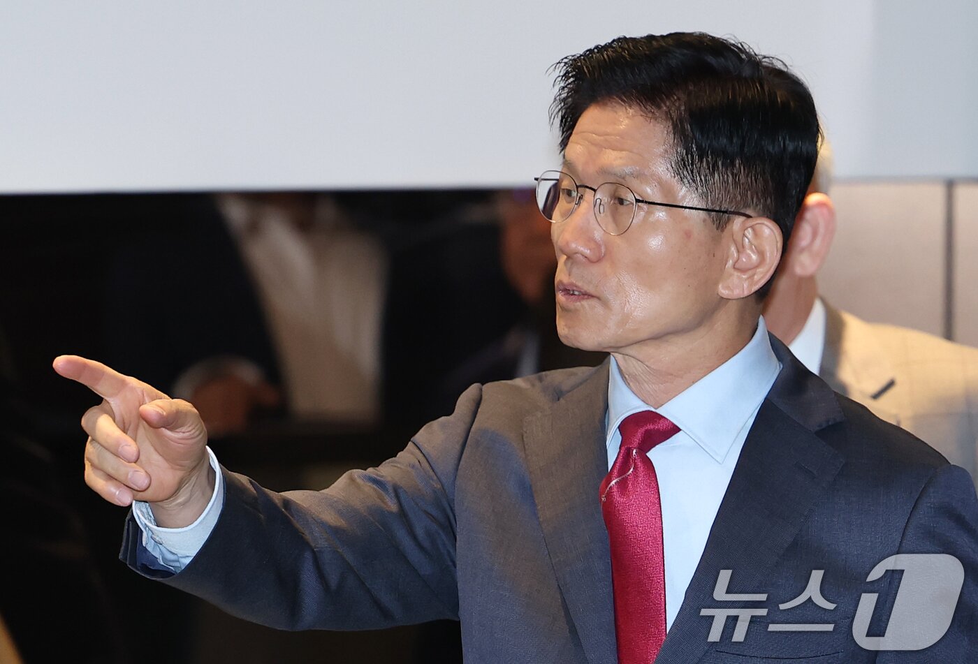 본문 이미지 - 김문수 국민의힘 대통령 후보가 23일 오전 서울 중구 더플라자호텔에서 열린 제3회 국가와 민족을 위한 조찬기도회에 참석하며 자신의 이름을 연호하는 지지자들에게 자제를 요청하고 있다. 2025.5.23/뉴스1 ⓒ News1 오대일 기자