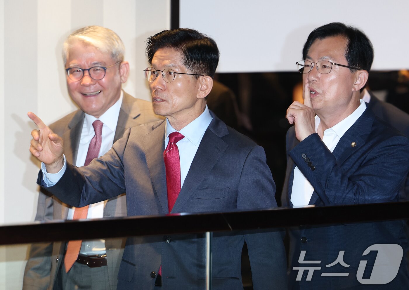 본문 이미지 - 김문수 국민의힘 대통령 후보가 23일 오전 서울 중구 더플라자호텔에서 열린 제3회 국가와 민족을 위한 조찬기도회에 참석하며 자신의 이름을 연호하는 지지자들에게 자제를 요청하고 있다. 2025.5.23/뉴스1 ⓒ News1 오대일 기자