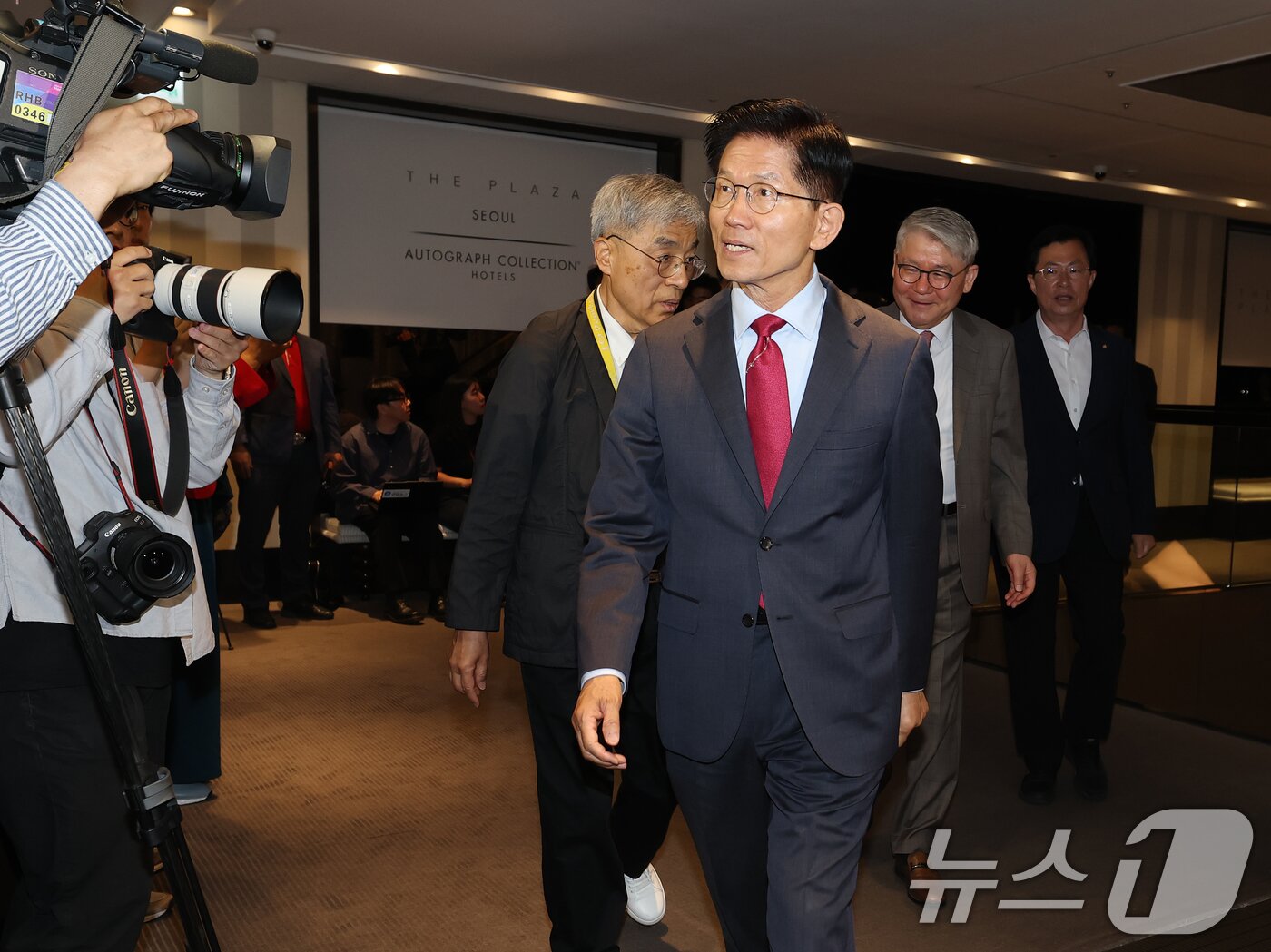 본문 이미지 - 김문수 국민의힘 대통령 후보가 23일 오전 서울 중구 더플라자호텔에서 열린 제3회 국가와 민족을 위한 조찬기도회에 참석하고 있다. 2025.5.23/뉴스1 ⓒ News1 오대일 기자