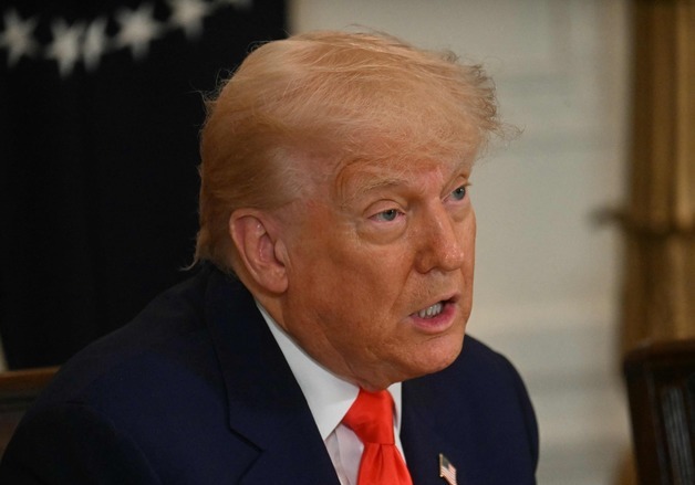 '손등 멍·꾸벅꾸벅' 트럼프, 건강이상 반박…"유전자 타고났다"